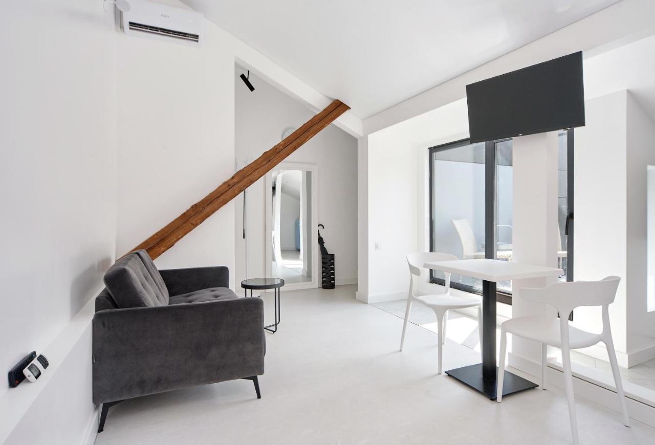White Door Apartments Mansard Heart Of Odessa 2 Exterior foto